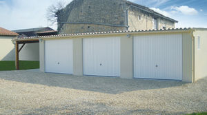garage en béton pente avant couverture fibro entrée en façade avec 3 portails basculants et un auvent accolé
