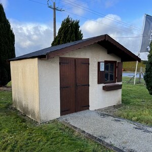 Abri de jardi en béton 2 pentes 33% 3,74 X 2,54 m couverture shingle 1 315 € ttc à prendre en l'état à Bernay dans le 27.JPG