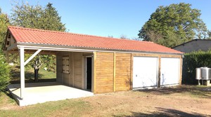 Garage double en béton aspect bois avec auvent accolé 2 pentes couvertures tuiles.