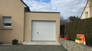 Garage en béton aspect terrasse couverture bacs acier.