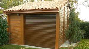 garage en béton aspect bois 2 pentes couverture tuiles avec entrée en façade