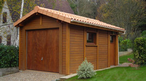 garage en béton aspect bois 2 pentes couverture tuiles entrée en pignon avec 1 portail basculant