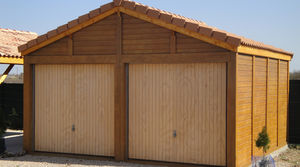 garage en béton aspect bois 2 pentes couverture tuiles entrée en pignon avec 2 portails basculants