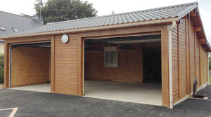 garage en béton aspect bois 2 pentes couverture tuiles entrée en façade avec 2 portails