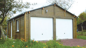 garage en béton aspect bois 2 pentes entrée en pignon avec 2 portails basculants et une porte PVC vitrée et un chassis pvc en façade