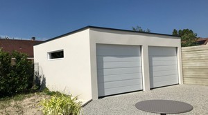 Double garage aspect terrasse en béton.