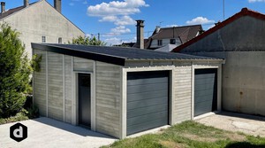 Double garage en béton aspect bois brut, couverture bacs acier.