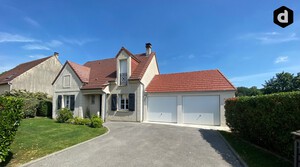 Double garage en béton avec 2 portes basculantes. Toiture en 2 pentes, couverture tuiles.