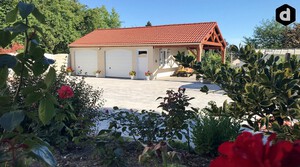 Double garage en béton avec auvent accolé 2 pentes couverture tuiles.