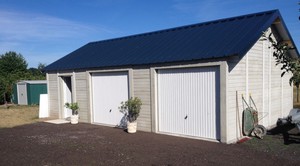 Double garage en béton aspect bois couverture bacs acier.