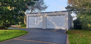 Double garage en béton aspect terrasse couverture bacs aciers.