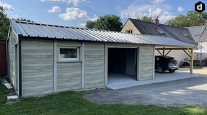Garage en béton aspect bois 2 pentes avec auvent accolé. Couverture en bac acier.