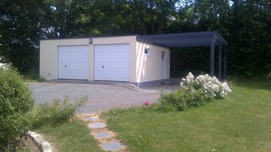 Garage double en béton aspect terrasse avec une pergola accolée