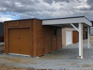 Garage en béton aspec bois avec carport en bois accolé