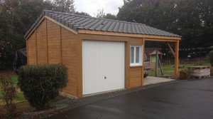 Garage en béton aspect bois avec auvent accolé.