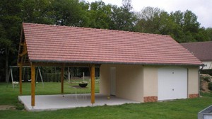 Garage en béton avec auvent accolé, couverture tuiles