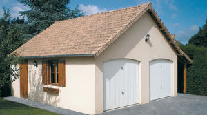 garage en béton 2 pentes couverture tuiles avec 2 portes basculantes 1 porte en bois et 1 fenêtre et volet en bois