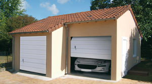 garage en béton 2 pentes couverture tuiles entrée en façade avec 2 portails sectionnels