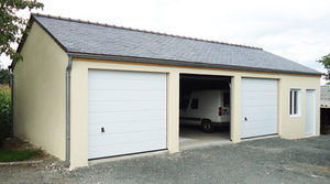 garage en béton 2 pentes couverture ardoise portes sectionnelles et entrée en façade