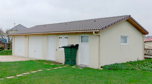 garage en béton 2 pentes couverture tuiles 2 portes sectionnelles entrée en façade