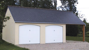 garage en béton 2 pentes couverture ardoise avec 2 portes basculantes et auvent accolé