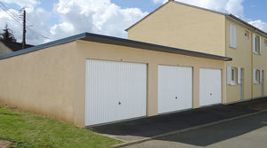 garage en béton pente arrière couverture bac acier portes basculantes