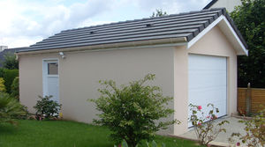 garage en béton 2 pentes couverture tuiles porte sectionnelle et entrée sur pignon