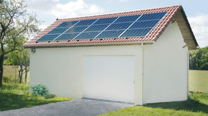 garage en béton 2 pentes couverture tuiles et panneaux photovoltaique porte coulissante pvc