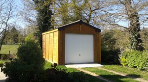 Garage en béton aspect bois 2 pentes avec une porte basculante