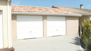 Double garage en béton 2 pentes couverture tuiles.