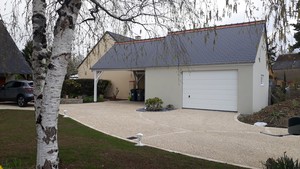 Garage en béton avec auvent accolé, couverture ardoises